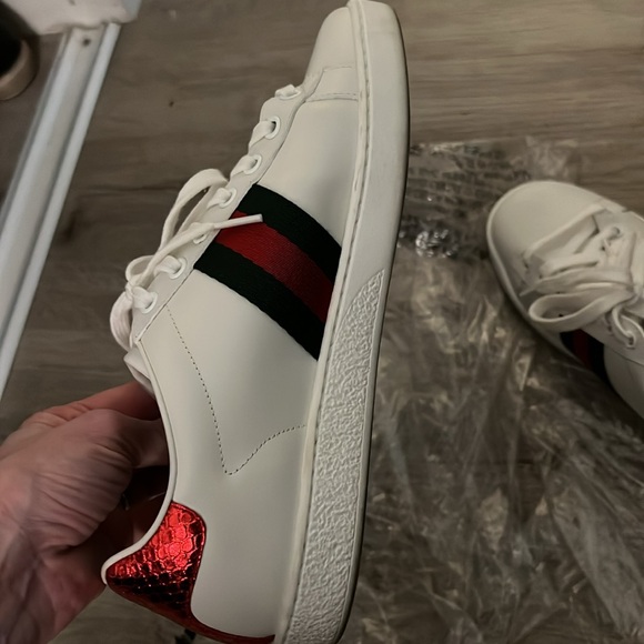 Lovely Gucci Ace sneakers in EXCELLENT condition. Size 38 EU (8 US) - Picture 4 of 11